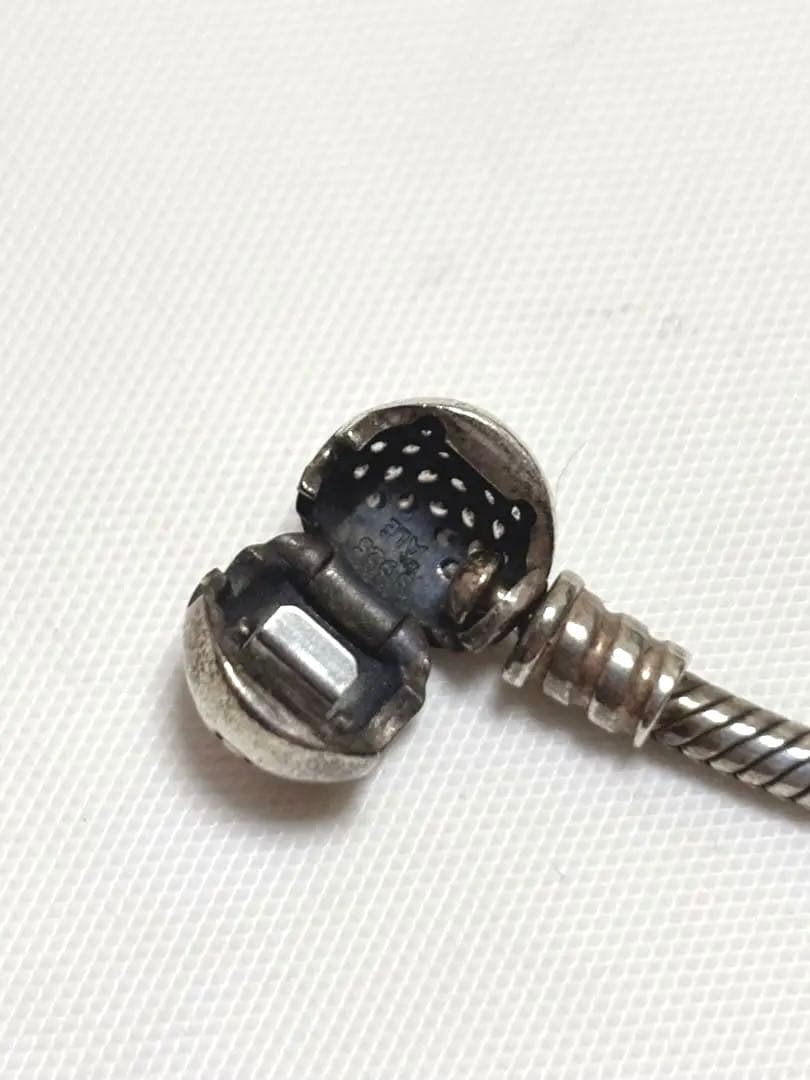 【1/31までお値下中】PANDORA ブレスレット　チャーム付き