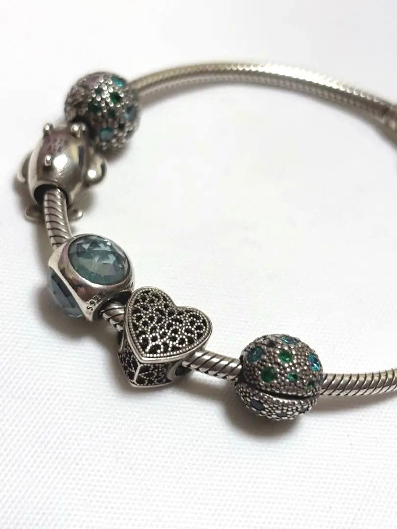 【1/31までお値下中】PANDORA ブレスレット　チャーム付き