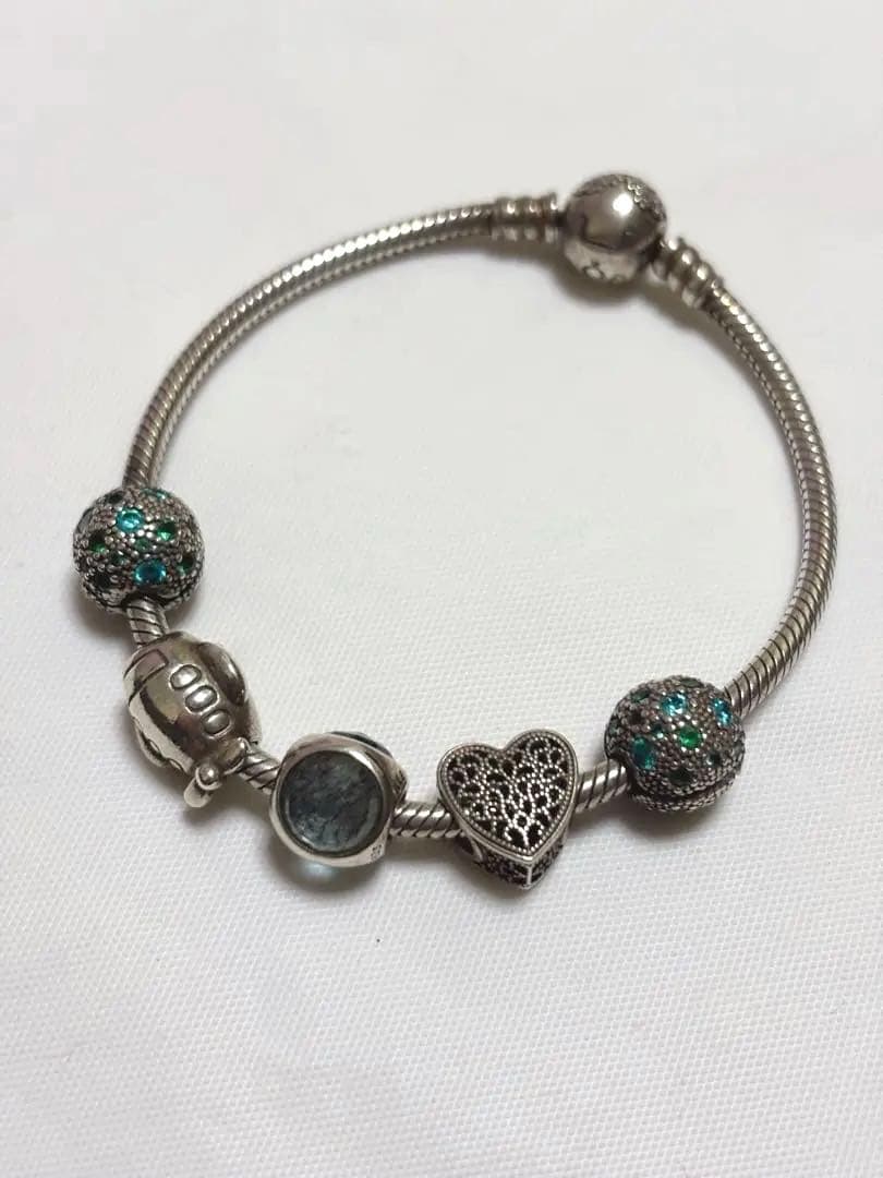 【1/31までお値下中】PANDORA ブレスレット　チャーム付き