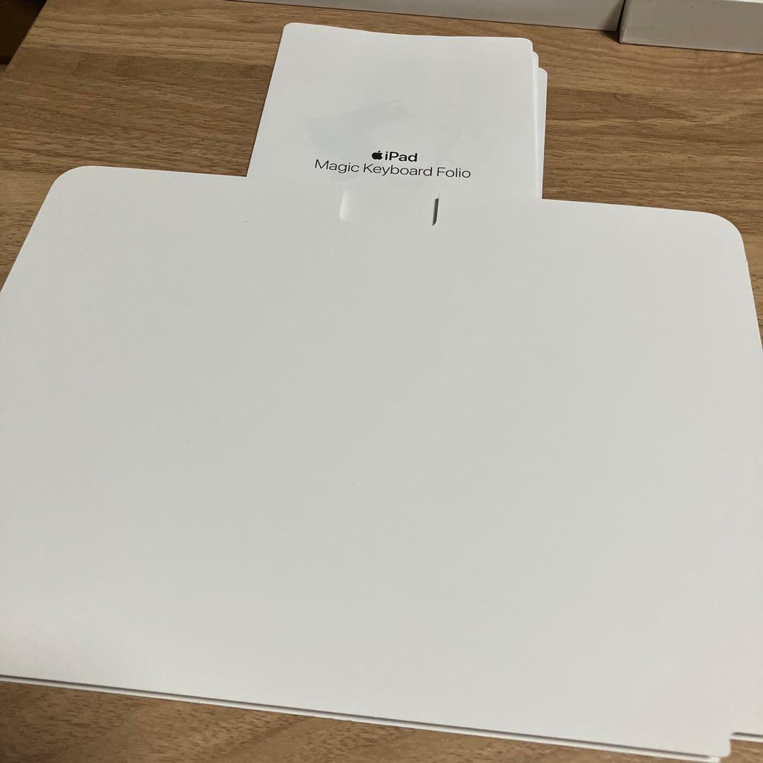 iPad Magic Keyboard Folio キーボード　カバー　白色