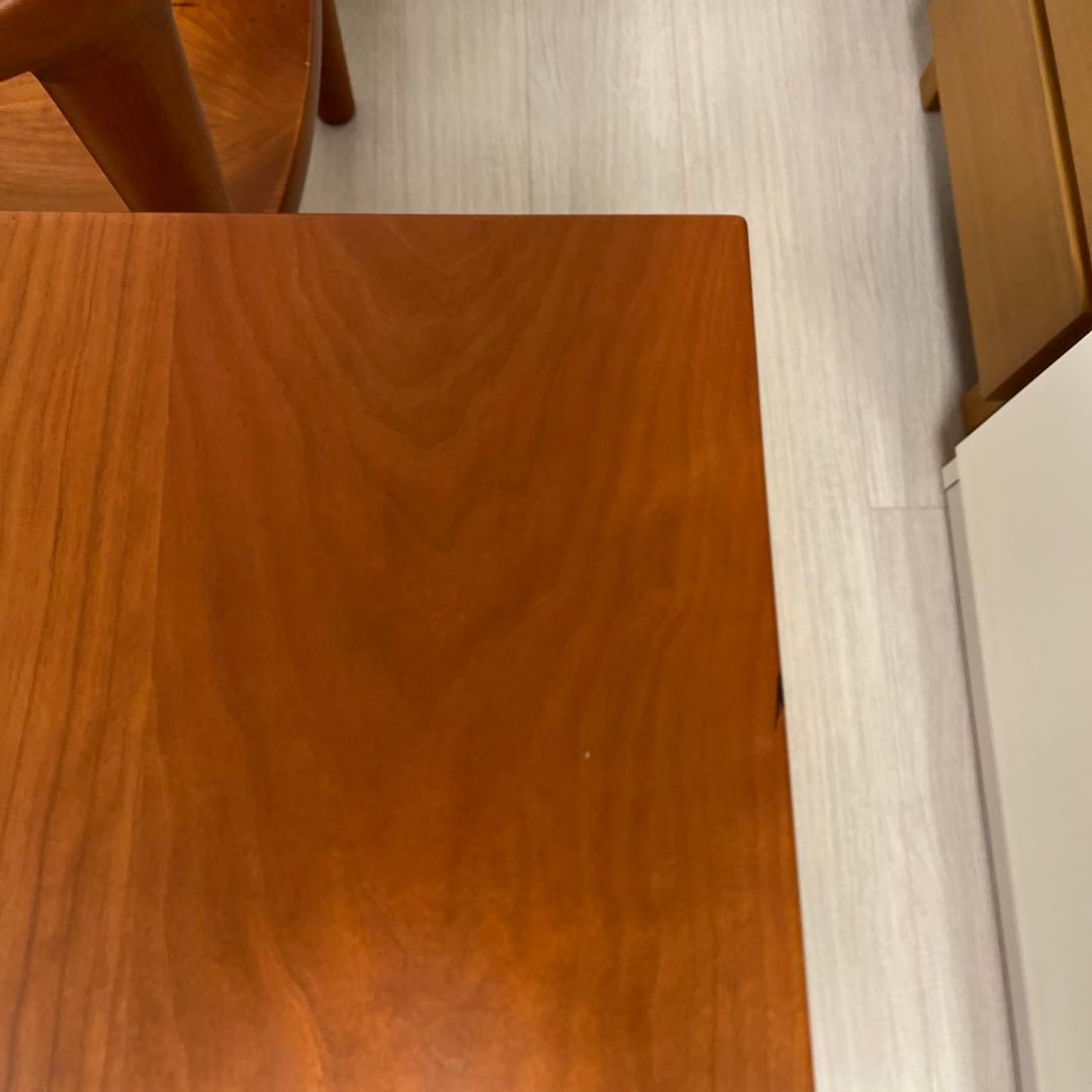 おきまりです。カグラ、ダイニングテーブル、とても綺麗、チェリー、