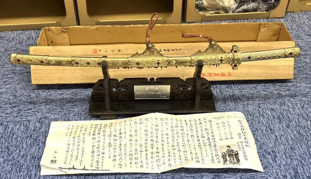 希少 黄金梨子地螺鈿餝剣 模造刀 刀掛け 共箱あり 宝剣