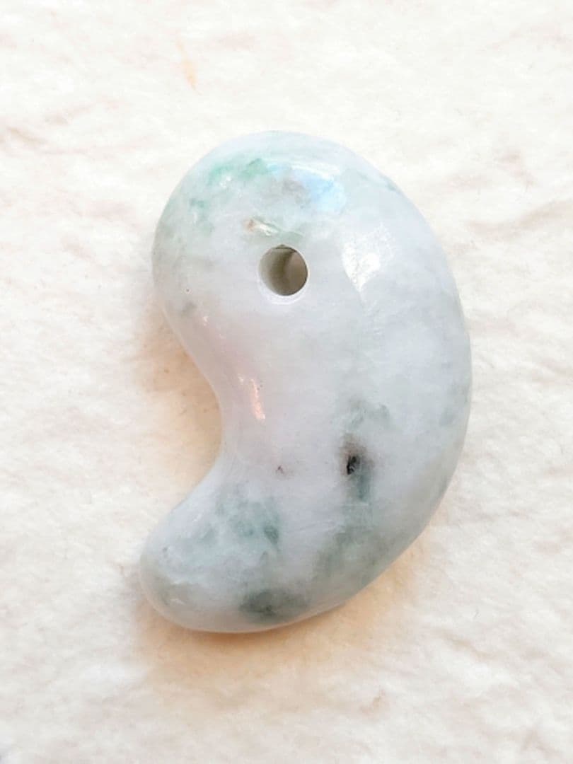 アウトレット【勾玉】糸魚川翡翠　(白・緑)　約31mm 大 証明書付き