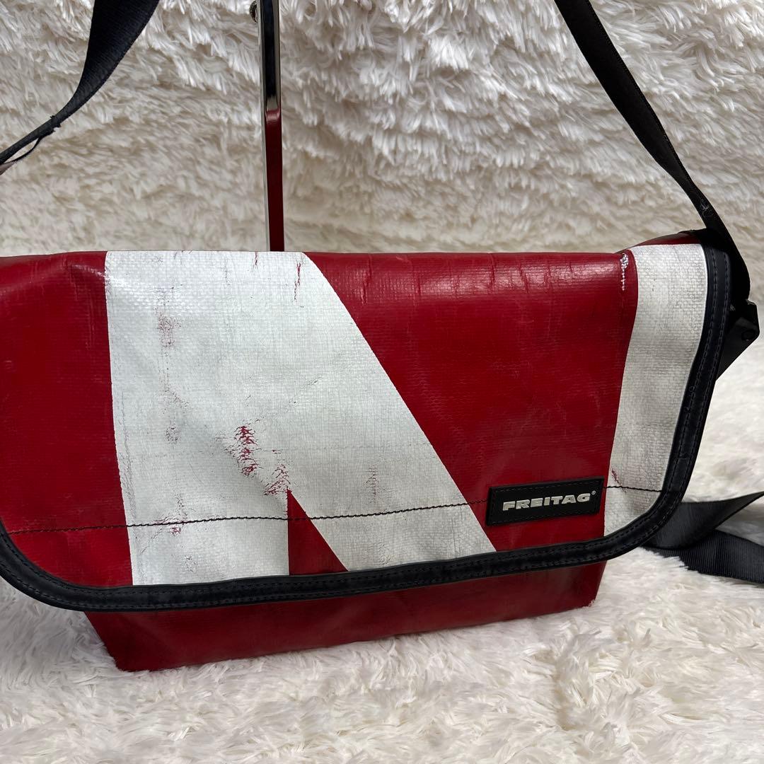 フライターグ　メッセンジャーバッグ　赤