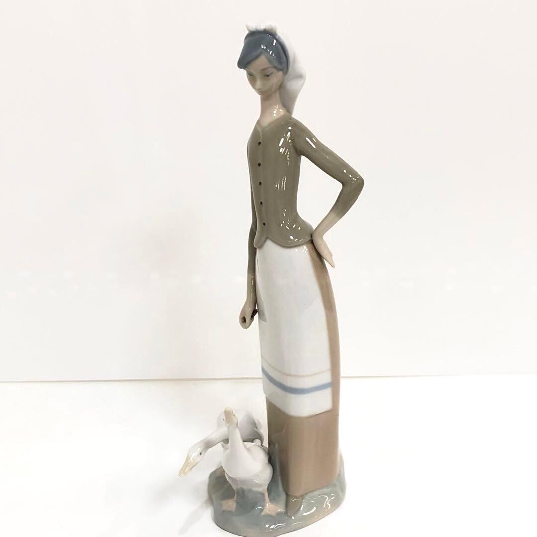 リヤドロ　フィギュリン　女性と2羽のアヒル　置物　西洋陶磁　アンティーク