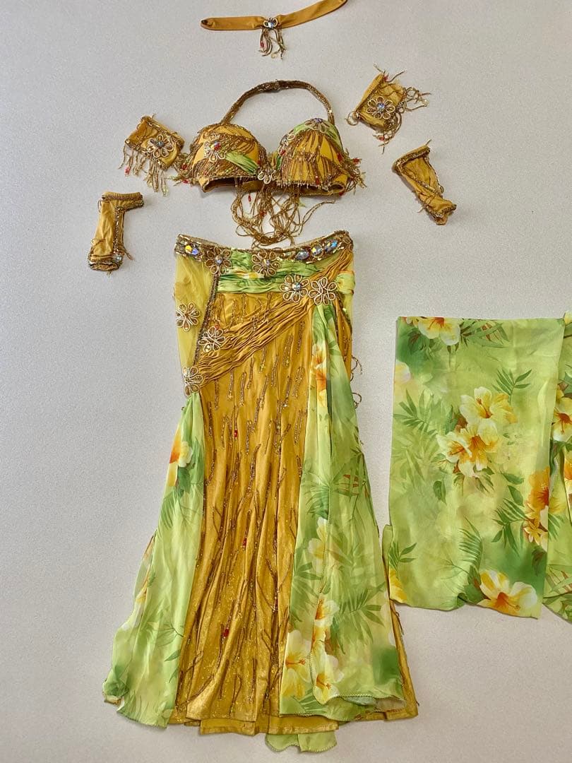 ベリーダンス衣装 ベラ（Bella） ゴールド×黄緑花柄