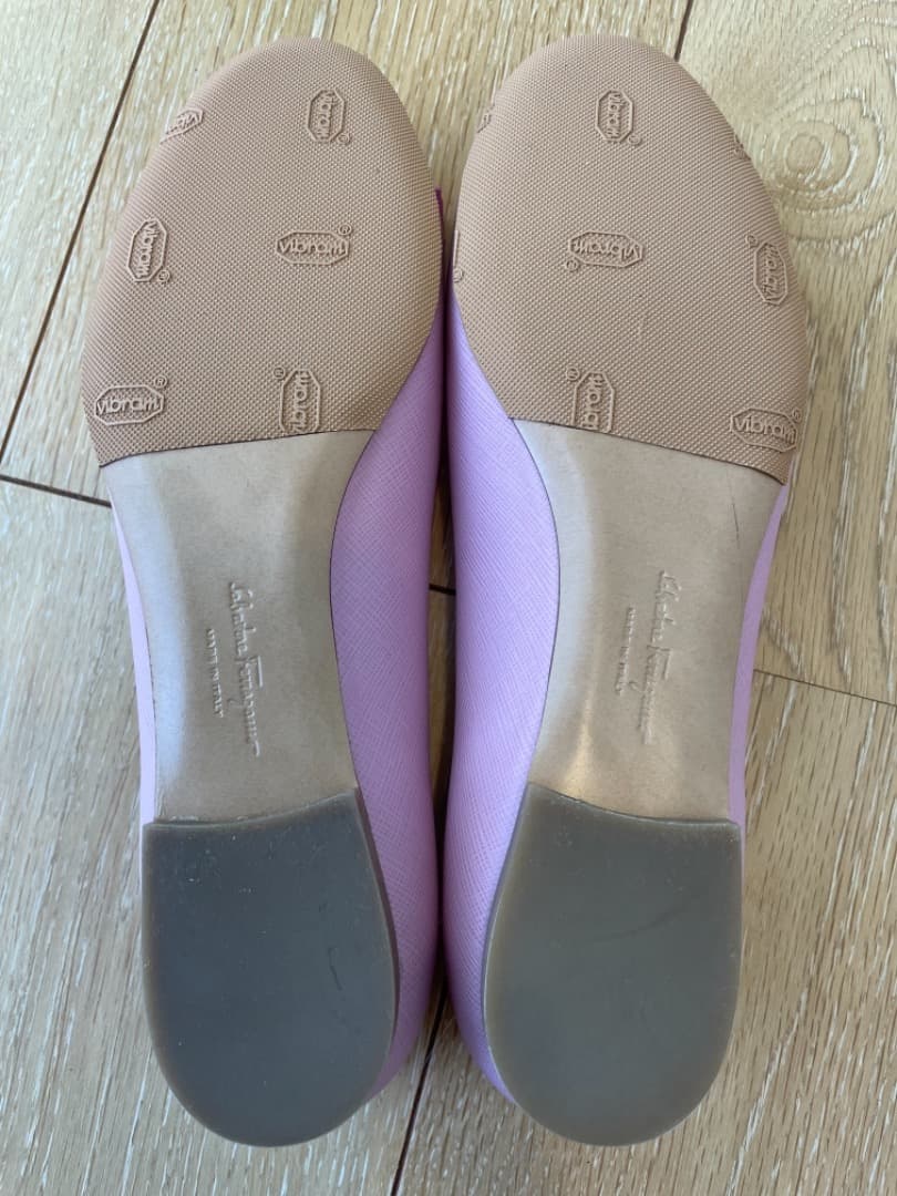 フェラガモ　パンプス　ピンク