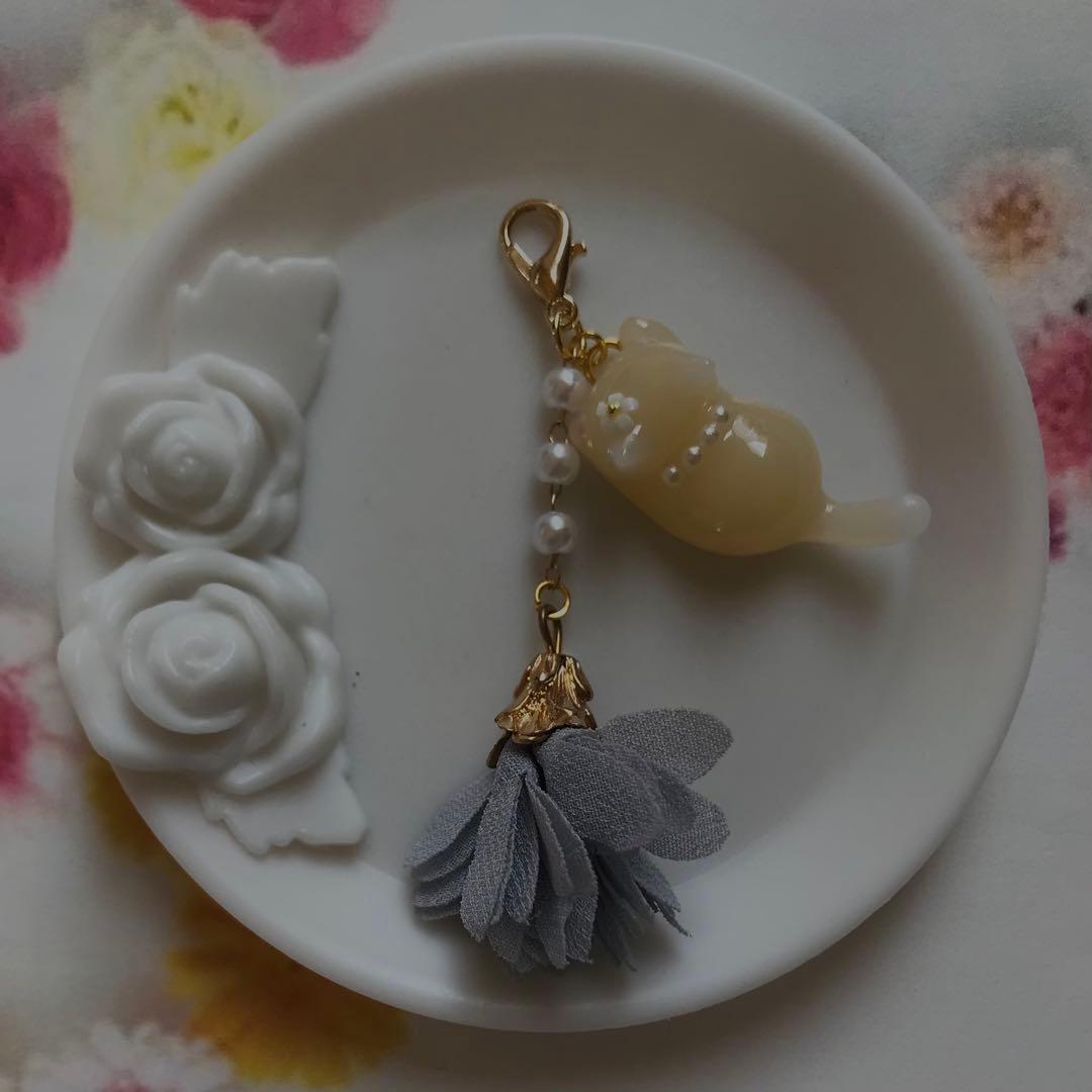 じゃれねこちゃんと花びらタッセル　チャーム　ベージュ