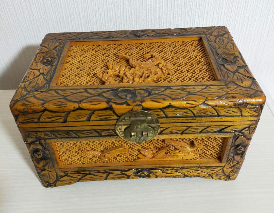 蔵出しセール✨楠の木　花鳥木彫り収納箱　希少品　お洒落