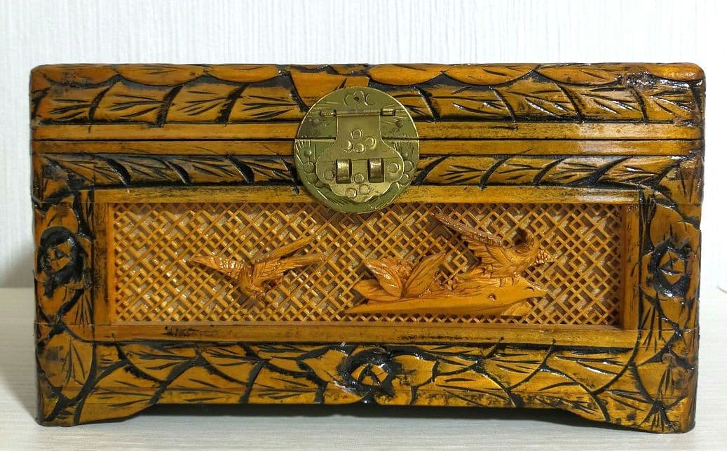 蔵出しセール✨楠の木　花鳥木彫り収納箱　希少品　お洒落