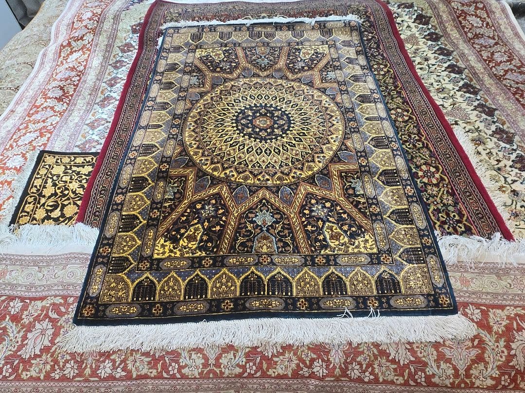 ペルシャ絨毯クム産綺麗なダークグリーンとゴルド色100%手織りシルク120×80