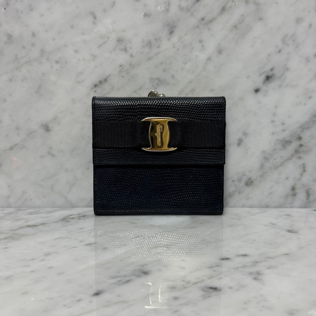 サルヴァトーレフェラガモ 三つ折り財布 ブラック 黒 ゴールド がま口財布