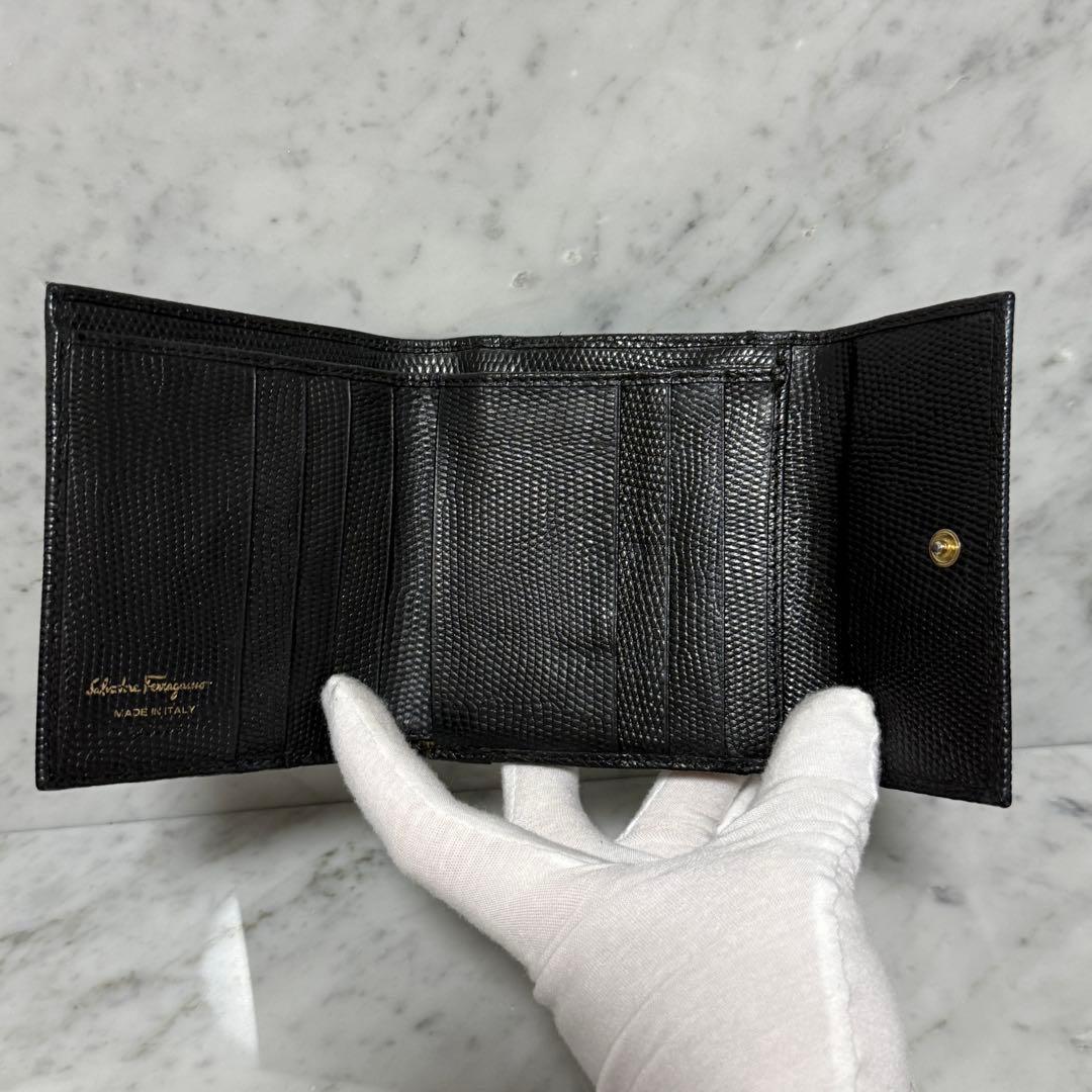 サルヴァトーレフェラガモ 三つ折り財布 ブラック 黒 ゴールド がま口財布