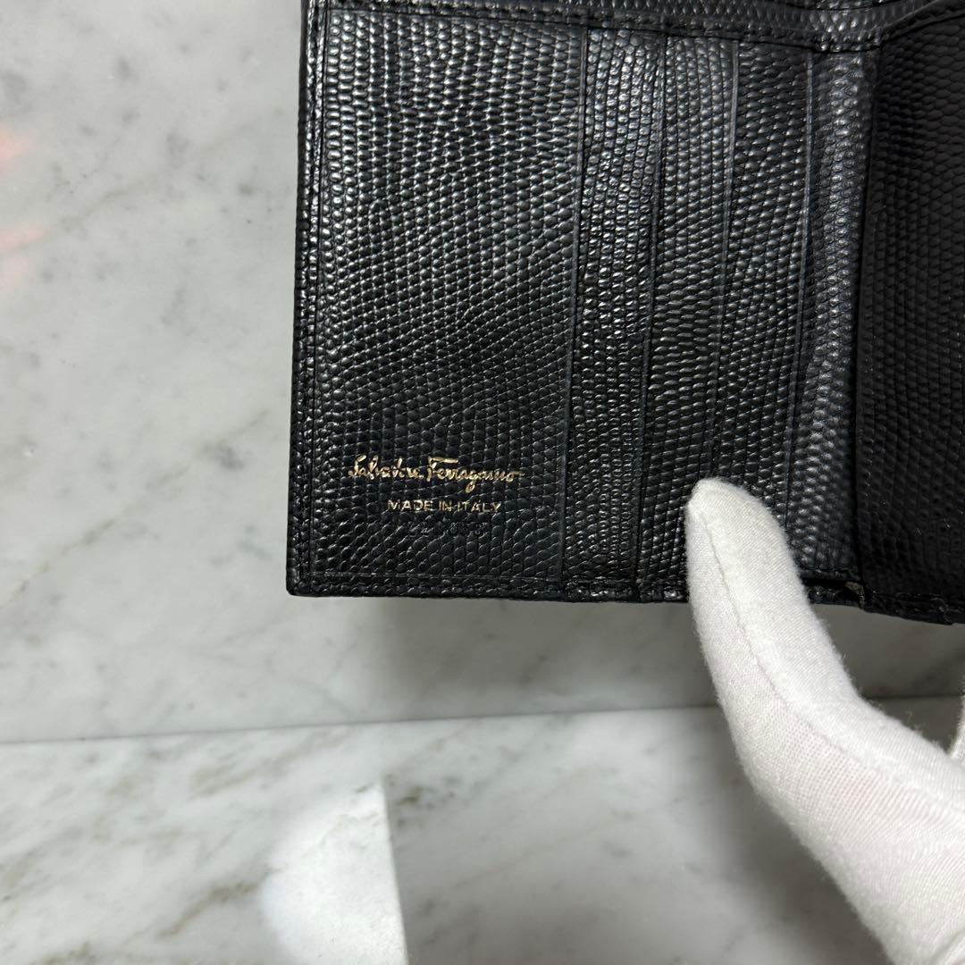 サルヴァトーレフェラガモ 三つ折り財布 ブラック 黒 ゴールド がま口財布