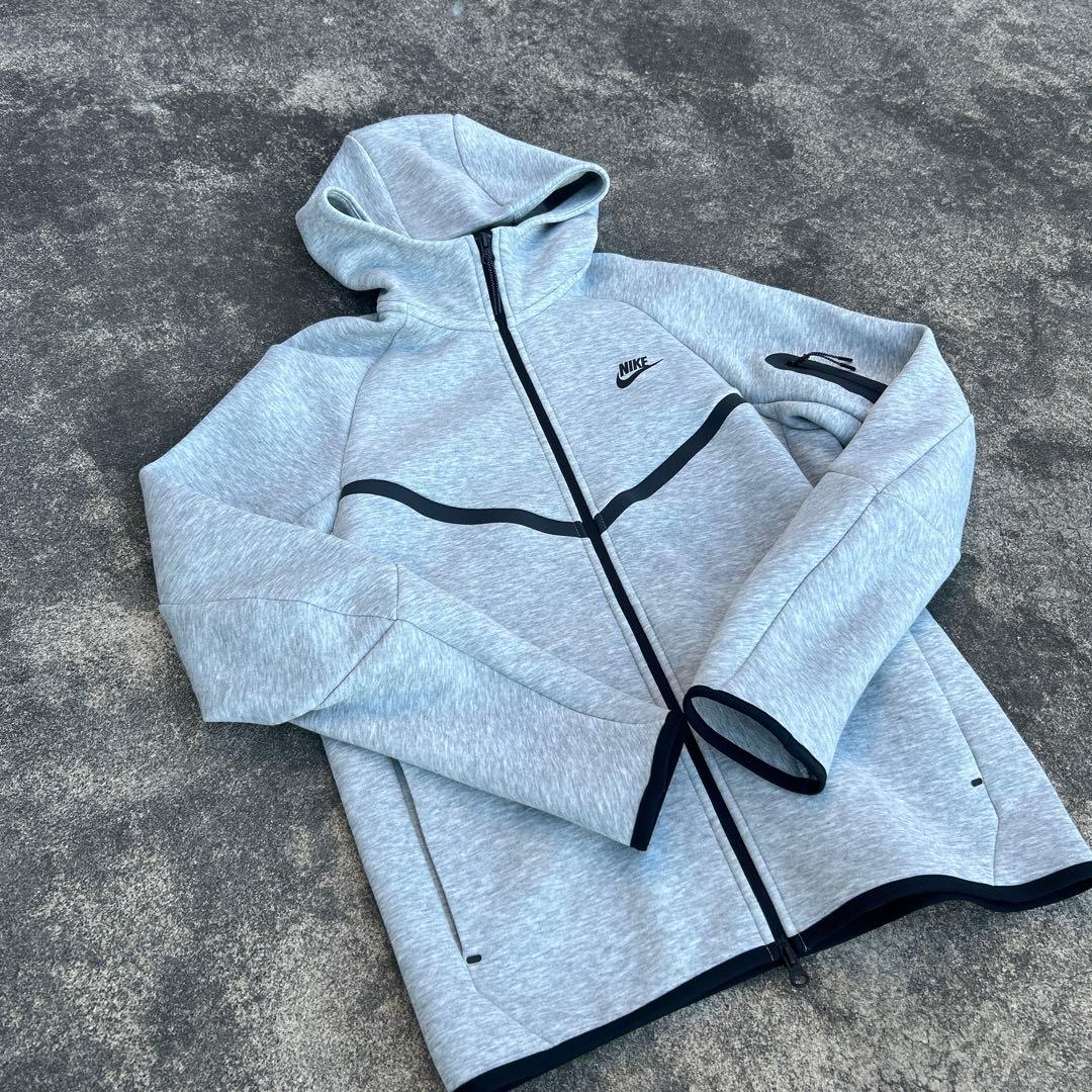 2025製 ナイキ テックフリース フルジップパーカー グレー 赤タグ