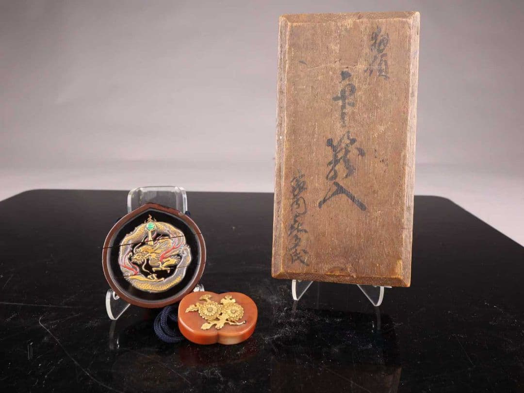 A91 【印籠】 時代漆芸 金彩蒔絵 龍紋 内梨地 丸根付 傷有