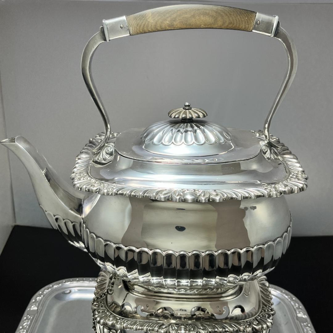 【英国】ビクトリアンのティーケトル 【シルバープレート】 バナー/スタンド