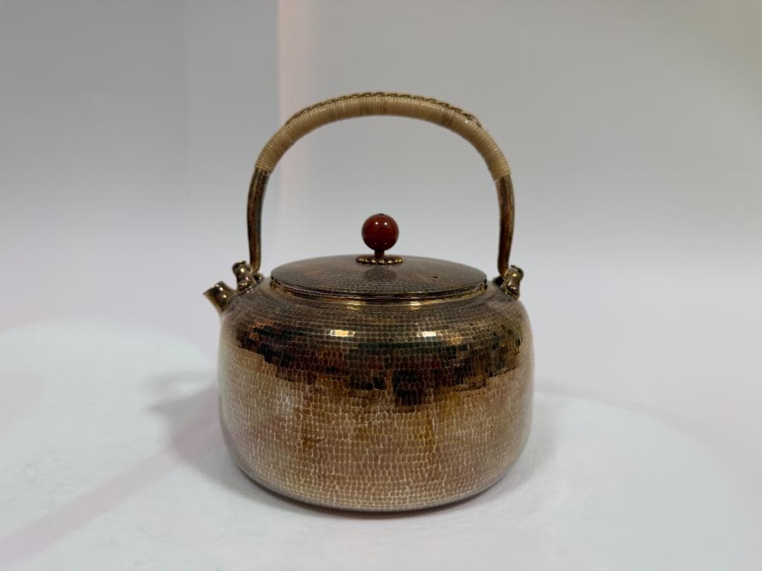 純銀製 丸形 赤玉摘み 鎚目紋 湯沸 銀瓶 煎茶道具 重637ｇ