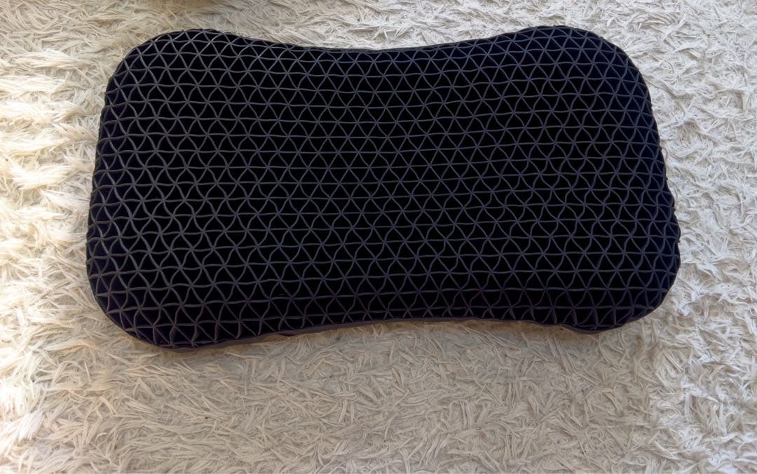 メッシュ素材 バタフライ型枕 黒色