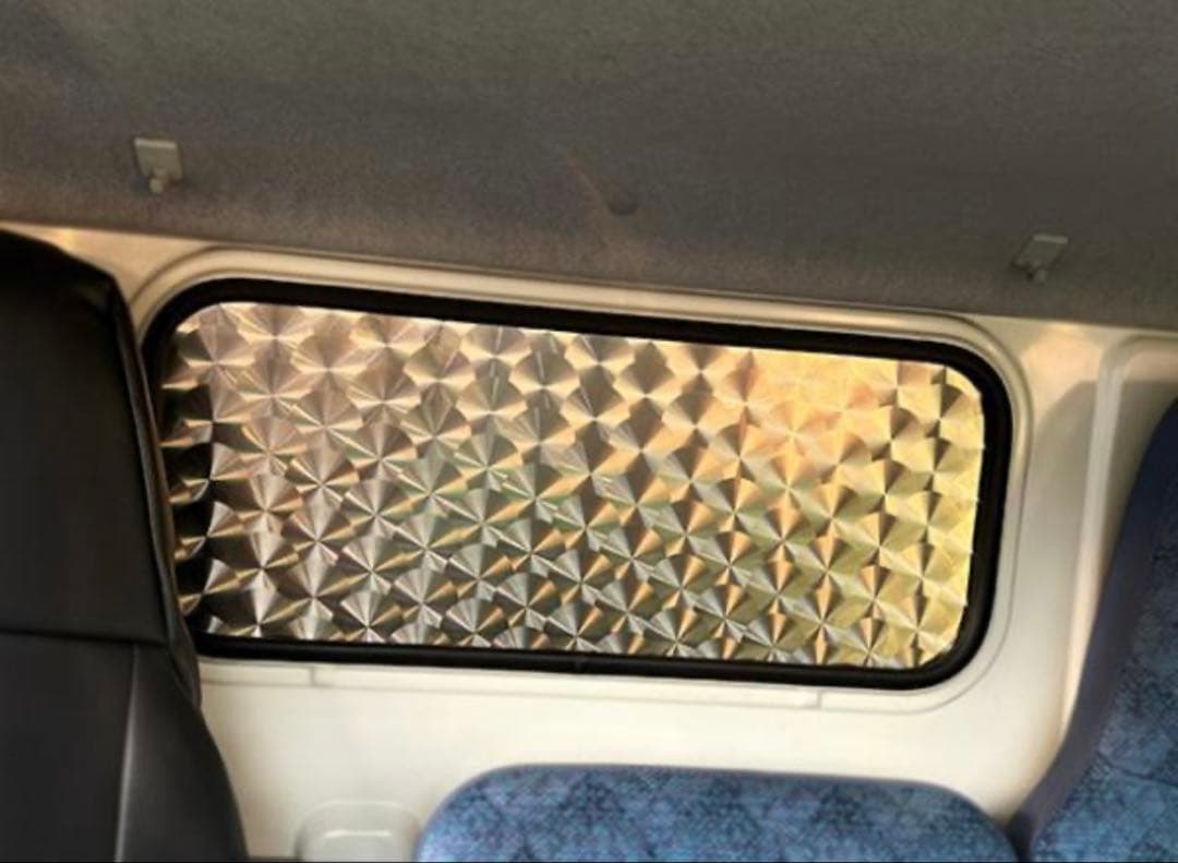 ふそうキャンター　リア窓ウロコ