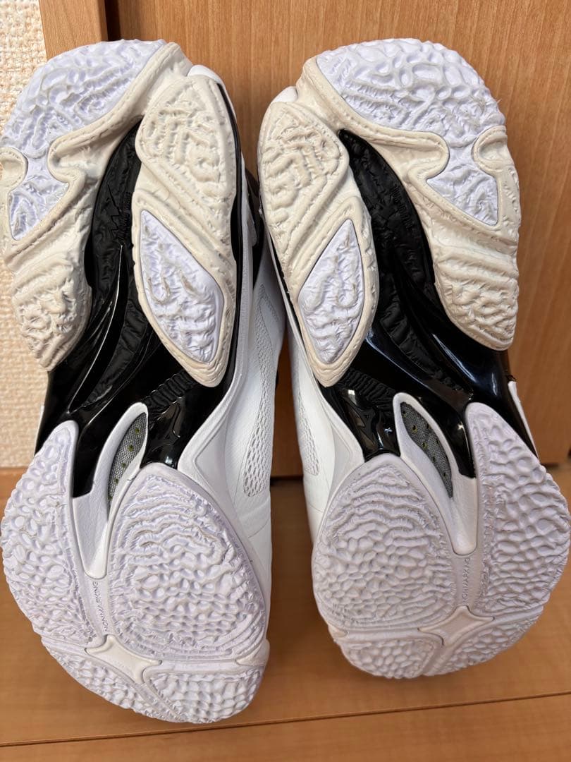 新品同様！ミズノ ウエーブライトニング Z8 バレーボールシューズ 22.5cm