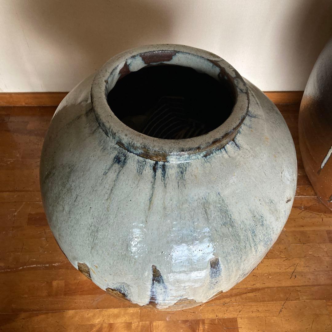 陶器の大きな壺 白と茶色のグラデーション