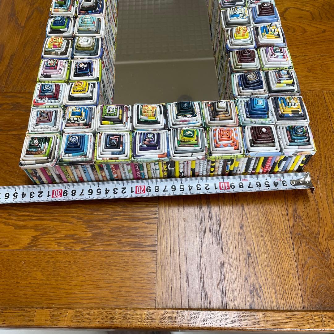 カラフルな紙製壁掛け鏡