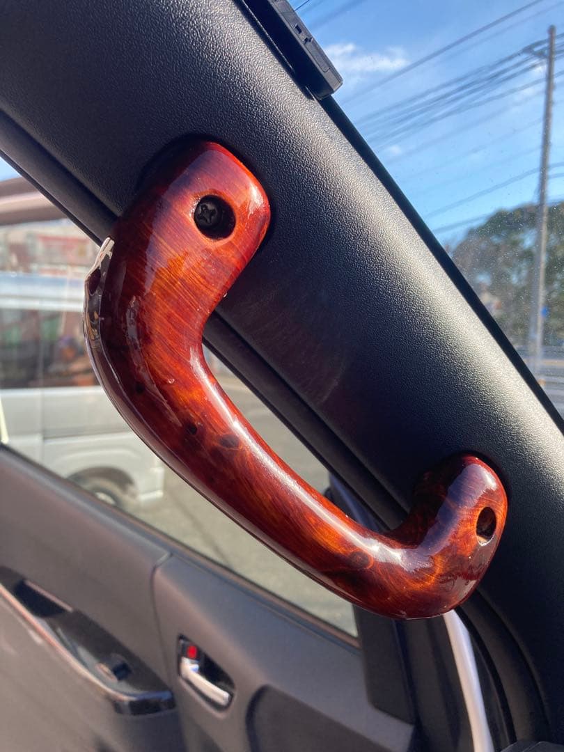 木製アシストグリップ　レジン仕上げ　200系ハイエースAピラー用