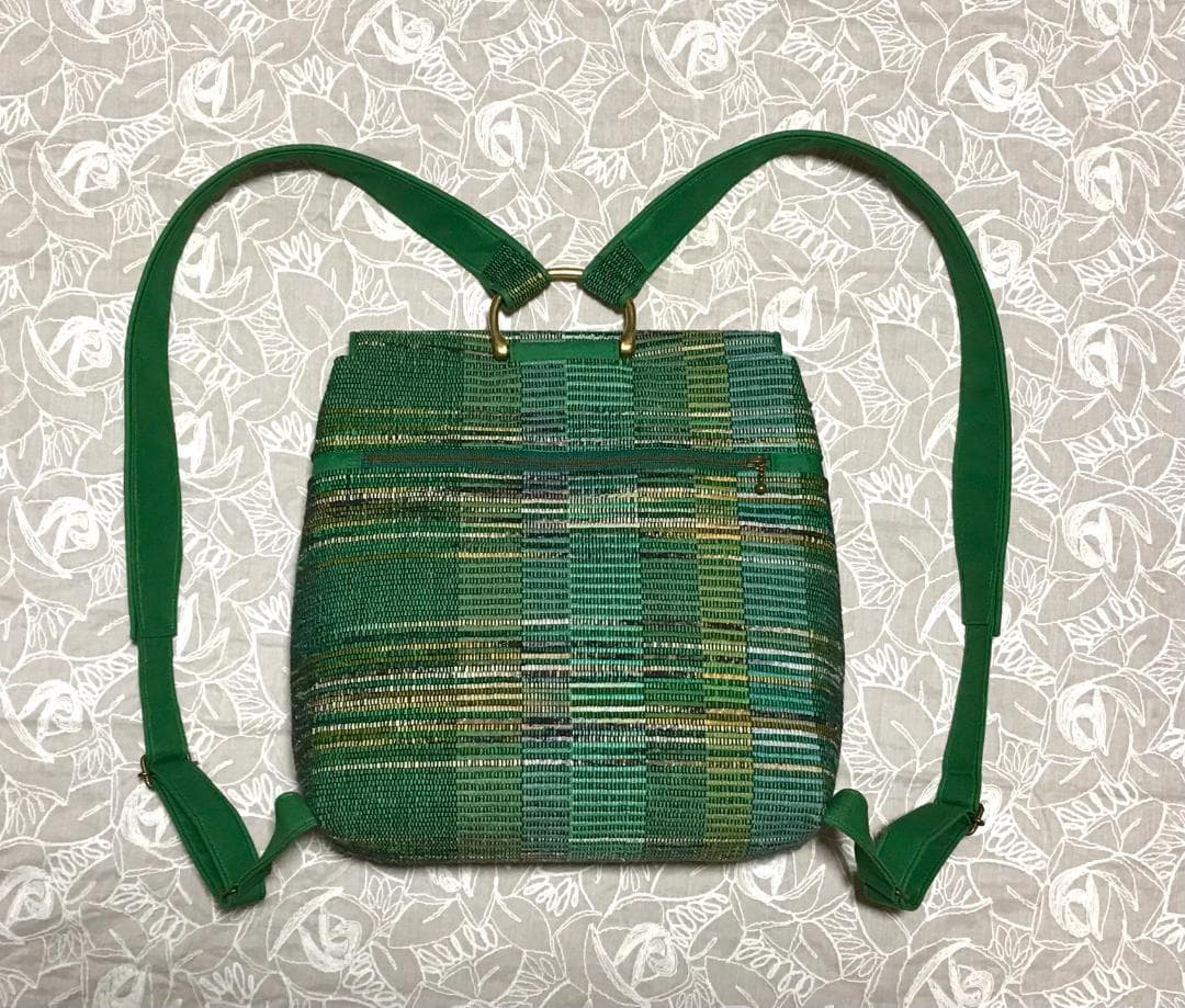 裂き織りの被せ蓋付きリュック（緑色）