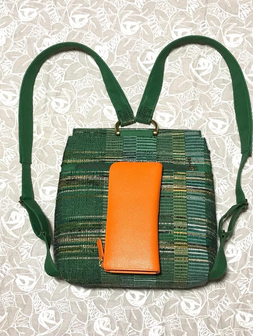 裂き織りの被せ蓋付きリュック（緑色）