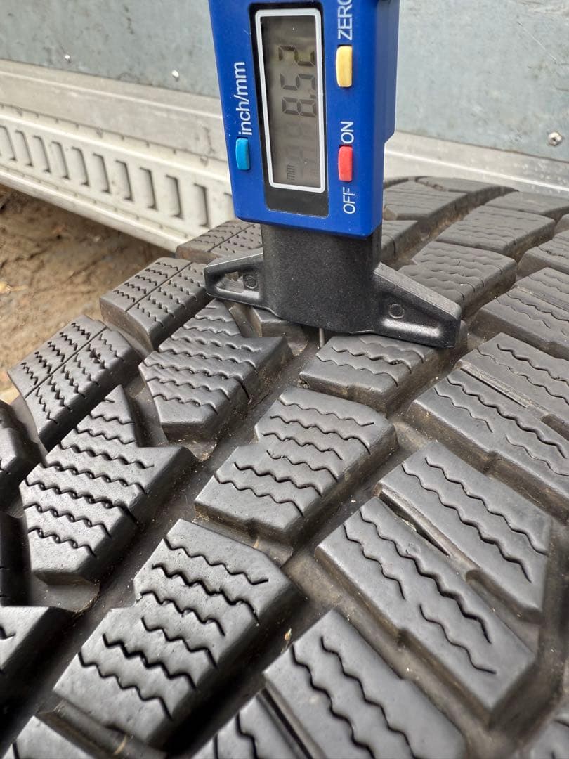 ダンロップスタッドレス205／60R16 92Q超深溝