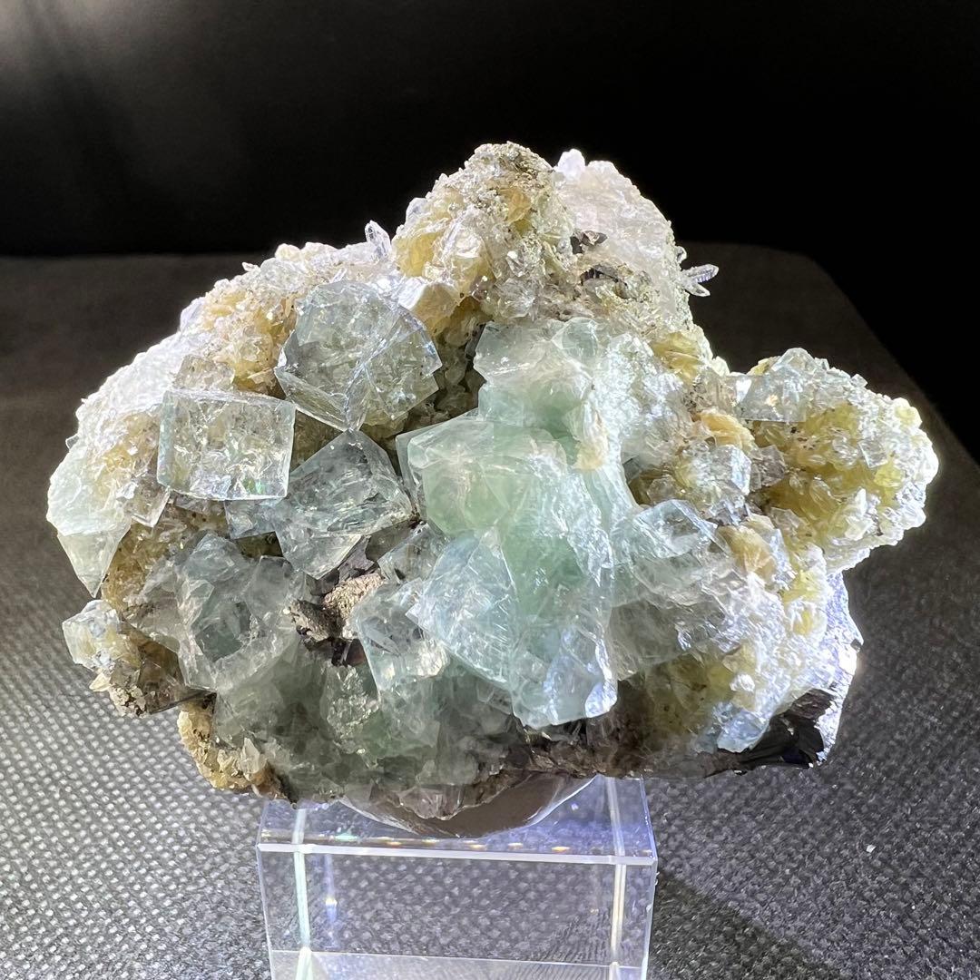 ヤオガンシャン産　「白緑色」「ミントグリーン」多数鉱物共生フローライト