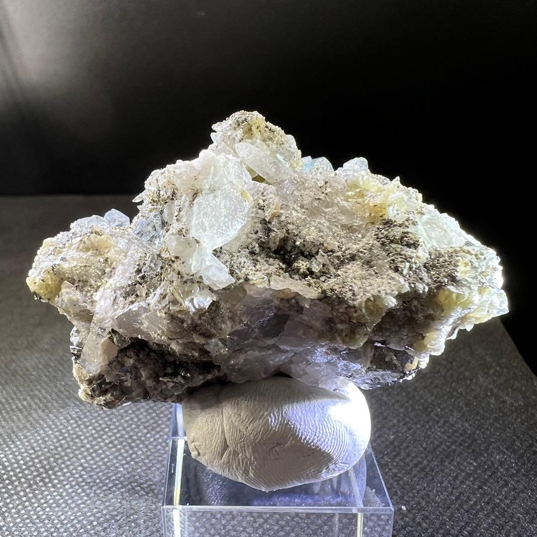 ヤオガンシャン産　「白緑色」「ミントグリーン」多数鉱物共生フローライト