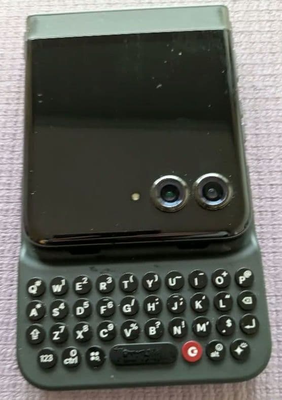 【値下げ！】Clicks キーボード付razr 50 12GB/512GB