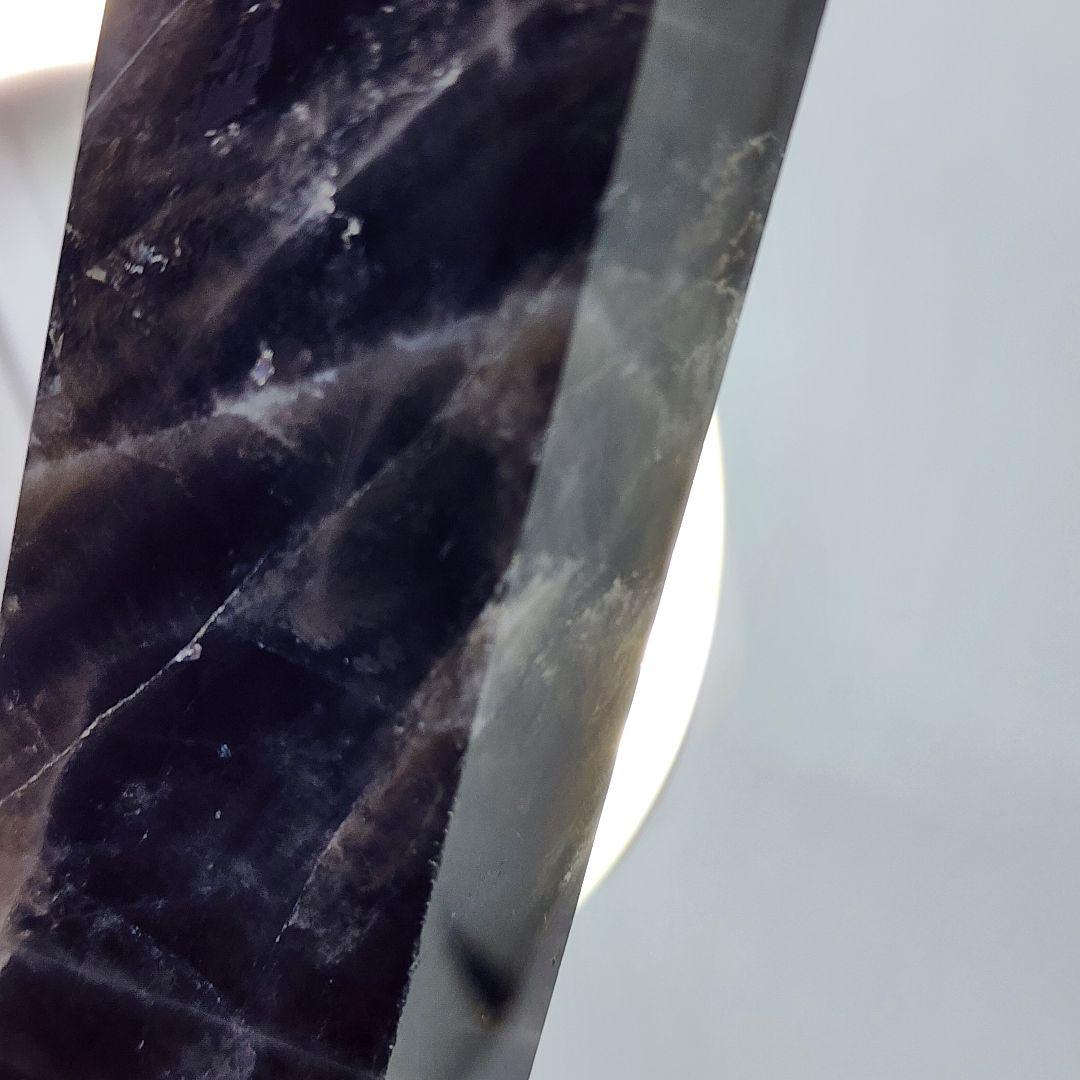 ②【高波動】モリンオ天然石タワー 約28.5cm！台座付き／浄化・空間調整に◎