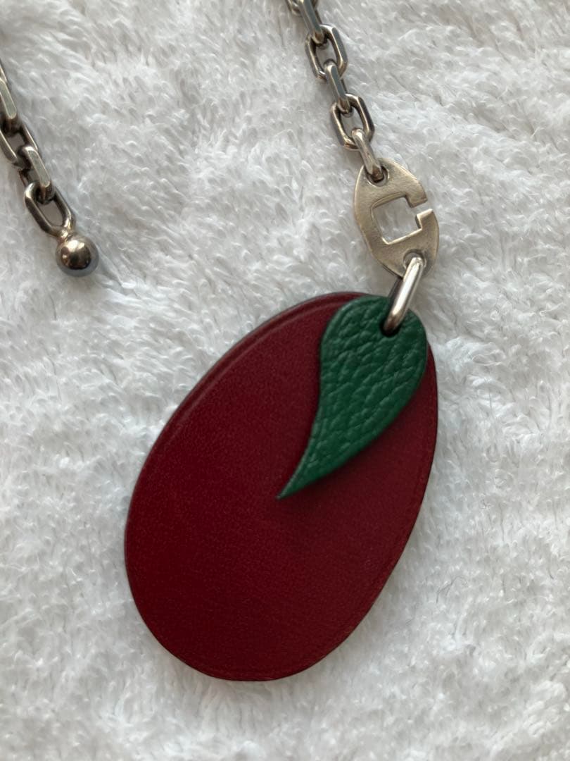 美品 HERMES エルメス チャーム キーホルダー フルーツ プラム