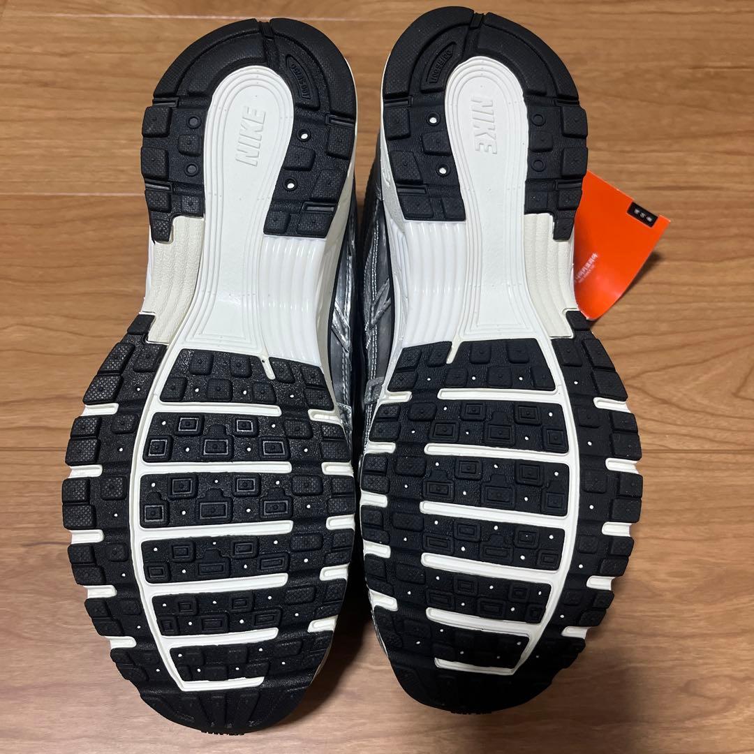【新品】NIKE P-6000メタリックシルバー　23.5cm タグ、箱有り