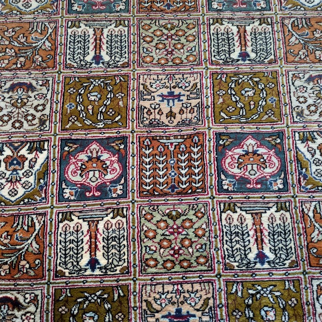 太郎　ペルシャ絨毯　花柄と幾何学模様のラグ　ラグ　玄関マット