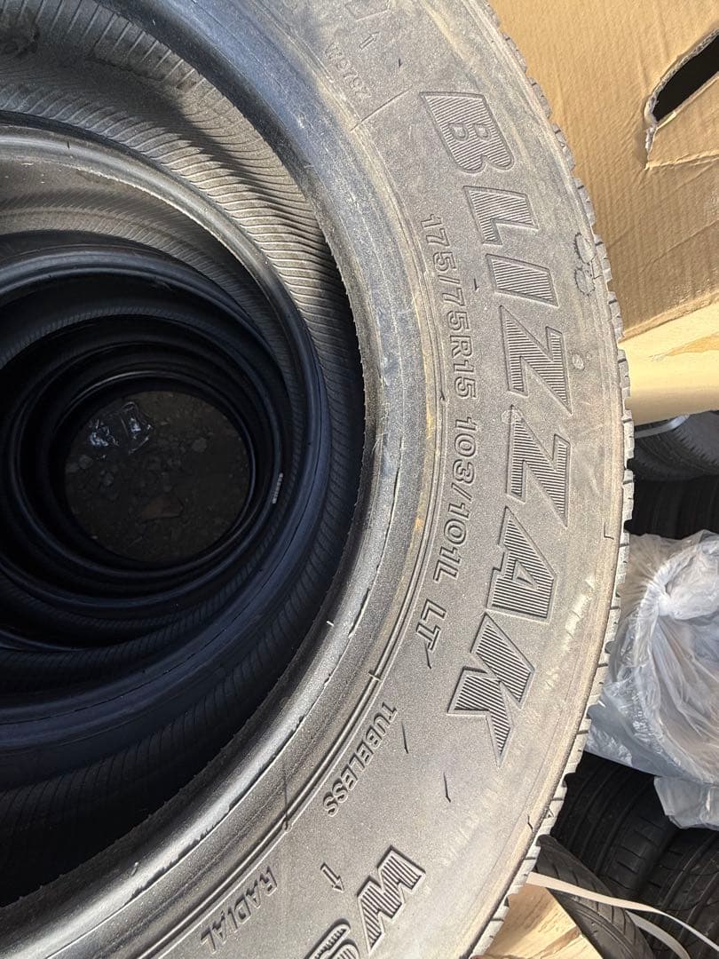 ブリヂストンBLIZZAK 175/75R15 103/101スタッドレス６本