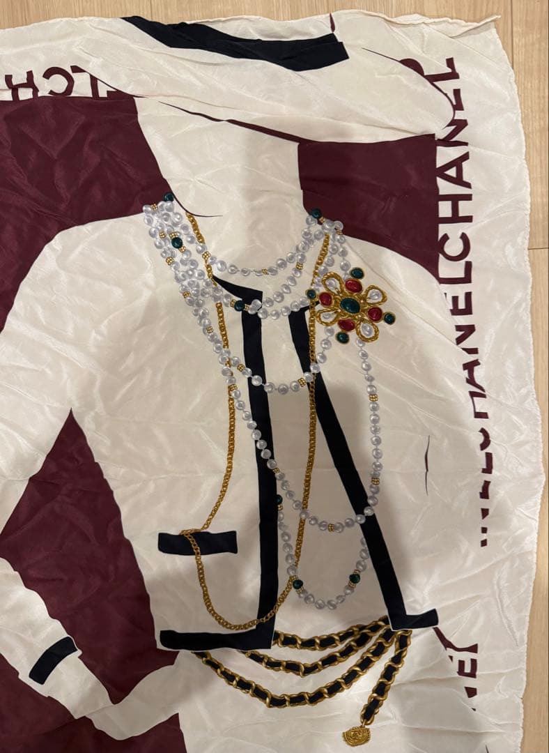CHANEL シャネル　マドモアゼル　大判　シルクスカーフ　宝石　女性　ブローチ