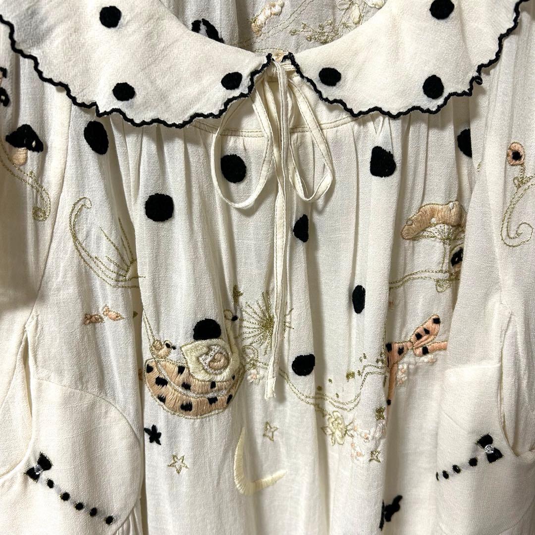 新品未使用　Cherir la femme 刺繍フリルチュニックブラウス