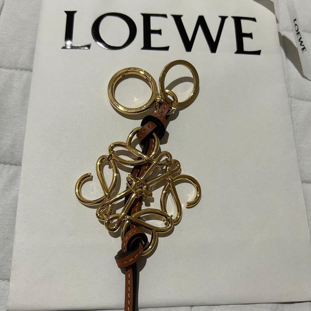 LOEWE アナグラム　チャーム　タン
