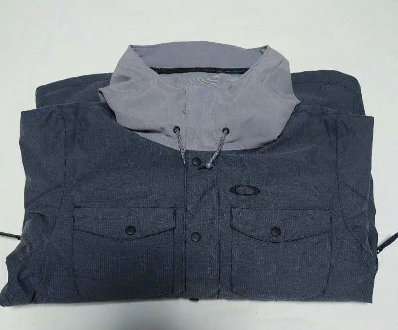 Oakley スキー・スノーボードジャケット グレー　スノーウェア