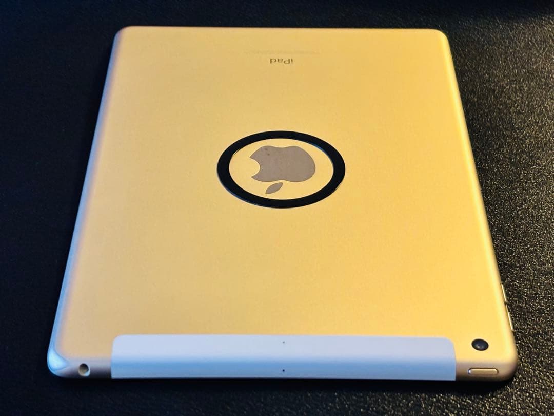 Apple iPad (第5世代) 128GB セルラーモデル　ゴールド