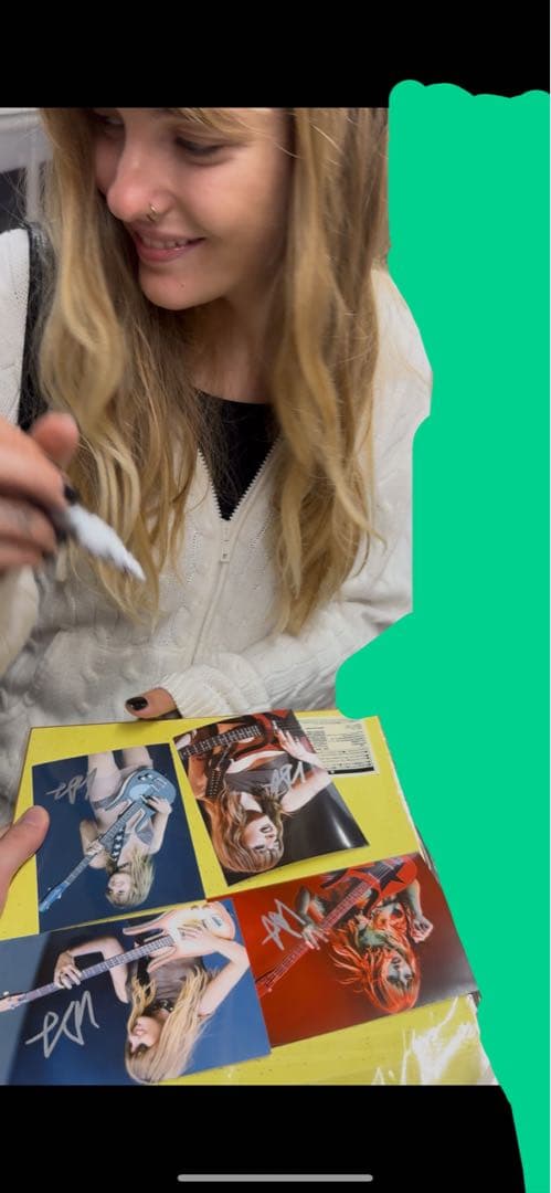 マネスキン ヴィクトリア・デ・アンジェリス 直筆サイン写真 ③ Maneskin