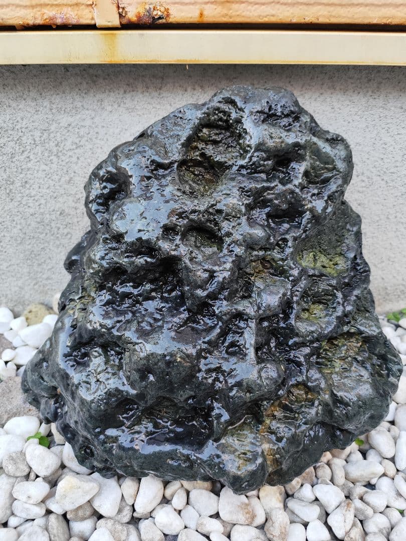 千軒石。黒色の天然石 水石