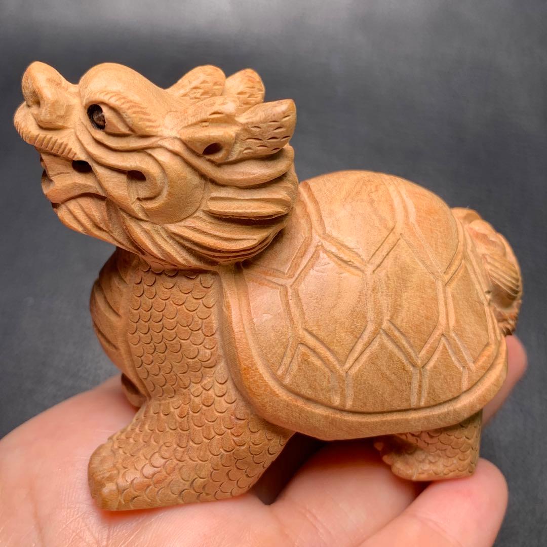 030871　桃の木素材　龍亀　手彫り　約45*75ミリ
