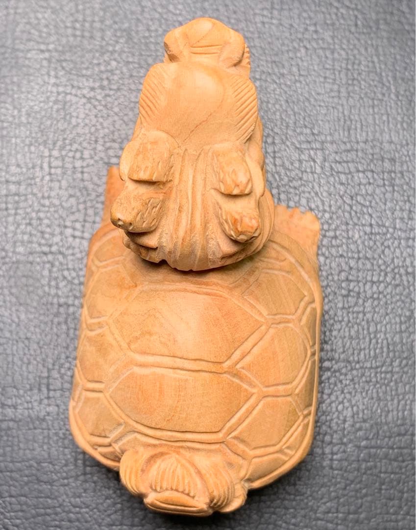 030871　桃の木素材　龍亀　手彫り　約45*75ミリ