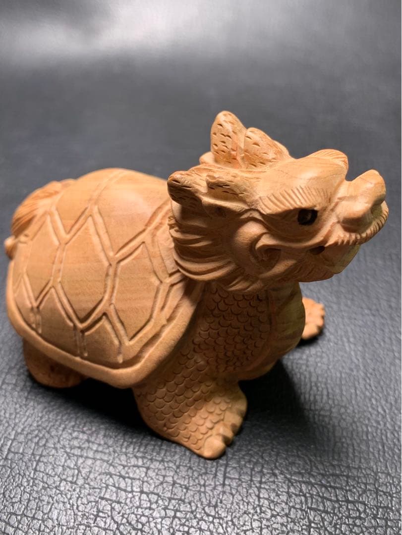 030871　桃の木素材　龍亀　手彫り　約45*75ミリ