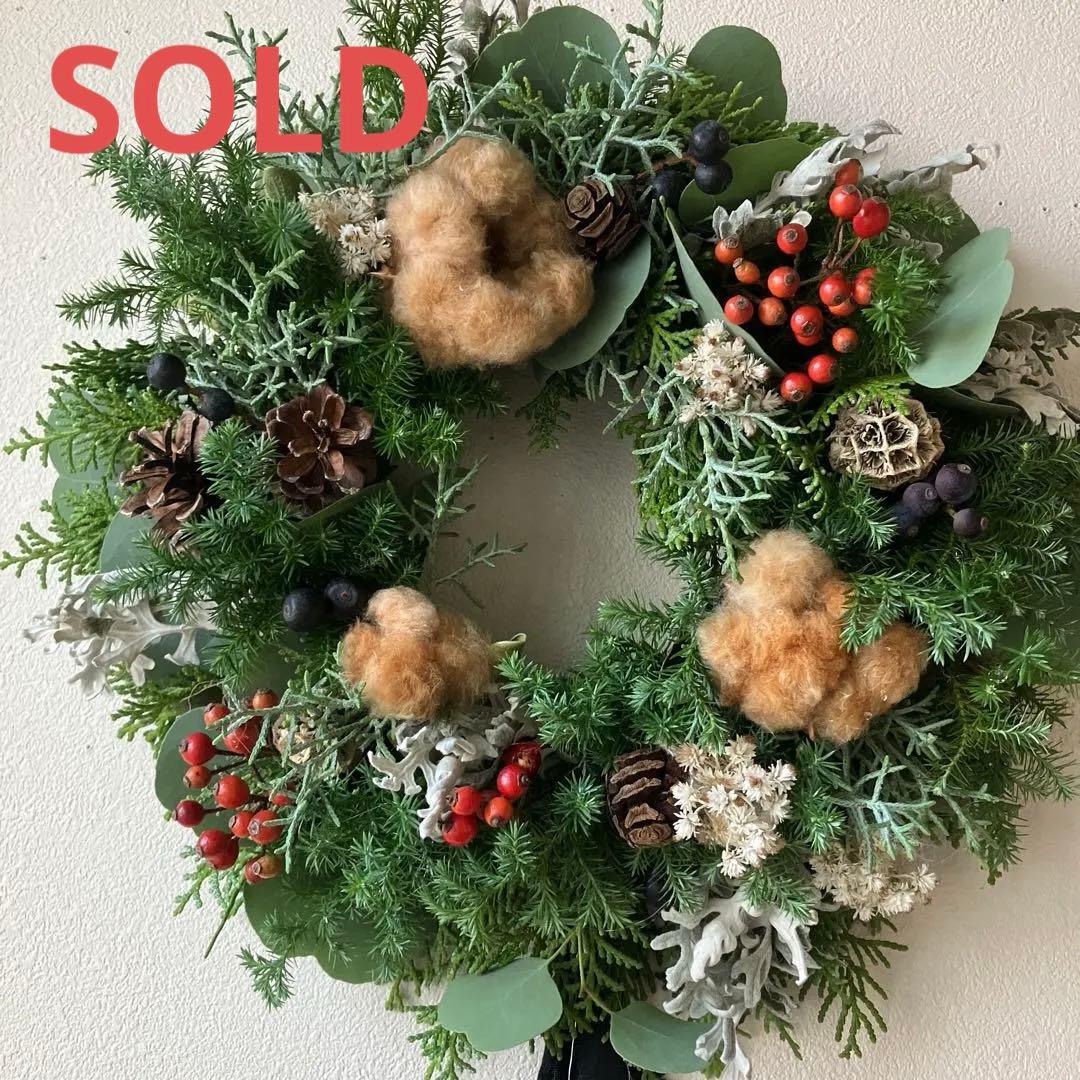 ブラウンコットンのクリスマスリース　野バラの実　フレッシュ針葉樹　シャリンバイ